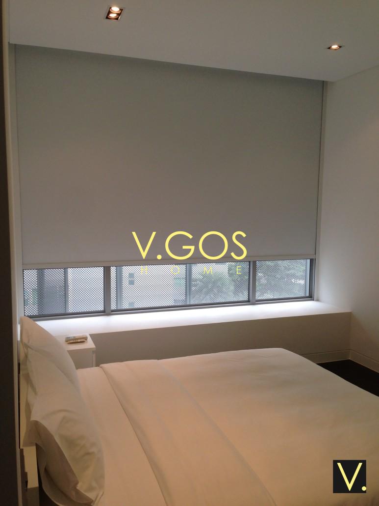 Motorized blackout roller blind with U side guide